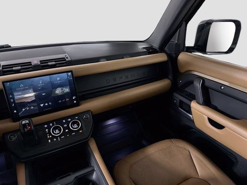 Certified 2025 Land Rover Defender 110 X-Dynamic SE AWD/4WD image 25