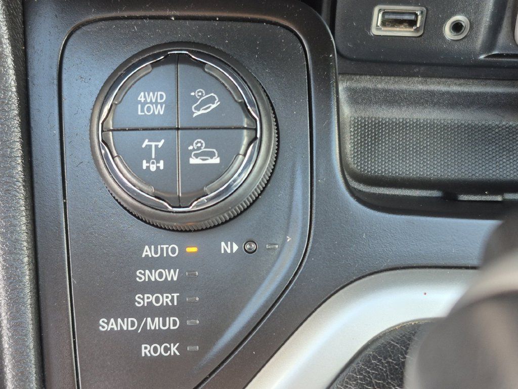 Used 2017 Jeep Cherokee Trailhawk AWD/4WD image 24