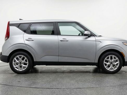 Used 2025 Kia Soul LX w/ LX Technology Package FWD image 11