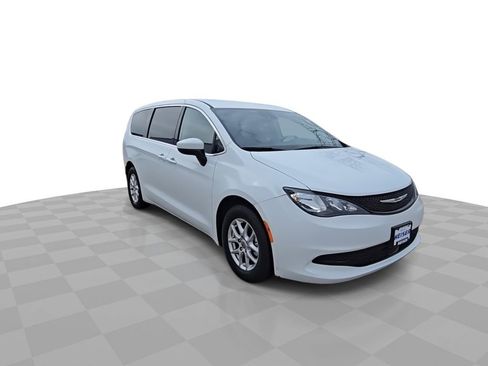 Used 2023 Chrysler Voyager LX image 2
