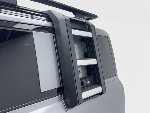 Used 2023 Land Rover Defender 110 SE image 17