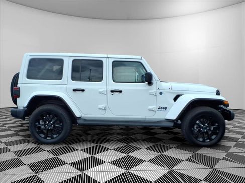 Used 2025 Jeep Wrangler Unlimited Sahara AWD/4WD image 30