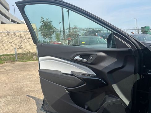 Used 2025 Chevrolet Trax LT FWD image 18