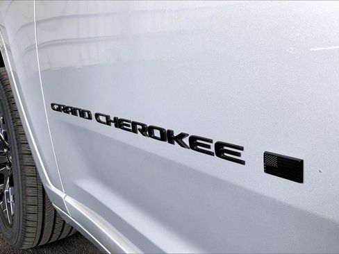 New 2026 Jeep Grand Cherokee L Summit w/ Obsidian Package AWD/4WD image 20
