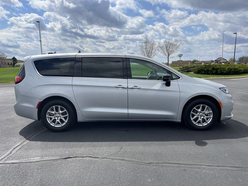 Used 2024 Chrysler Pacifica Touring-L FWD image 6
