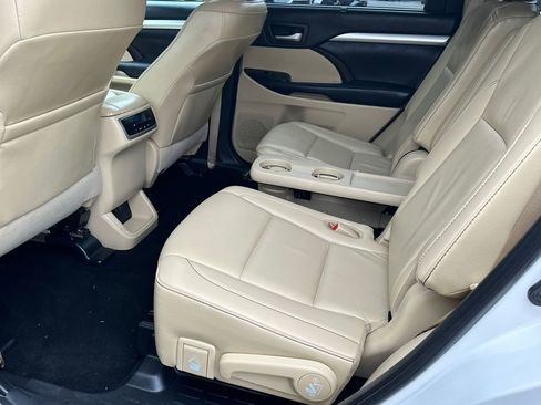Used 2019 Toyota Highlander XLE FWD image 21