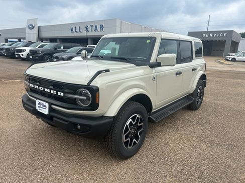 New 2026 Ford Bronco Outer Banks AWD/4WD image 1