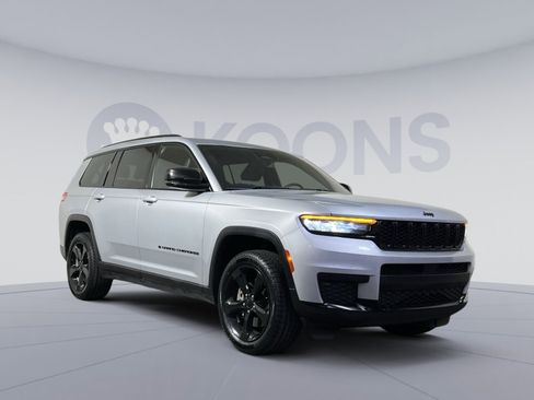 Used 2023 Jeep Grand Cherokee L Laredo image 8