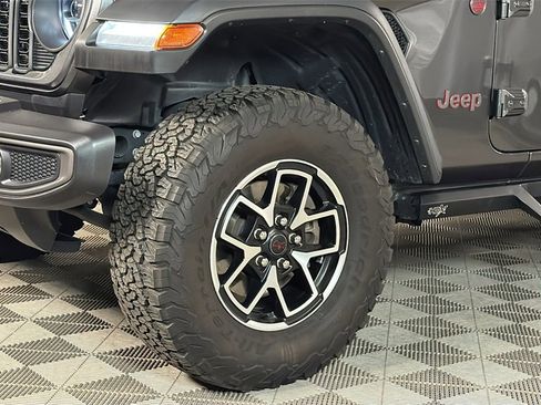 Used 2024 Jeep Wrangler Unlimited Rubicon w/ Technology Group image 5