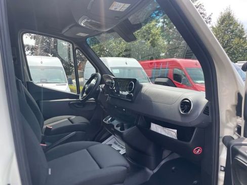 Used 2025 Mercedes-Benz Sprinter 2500 image 23