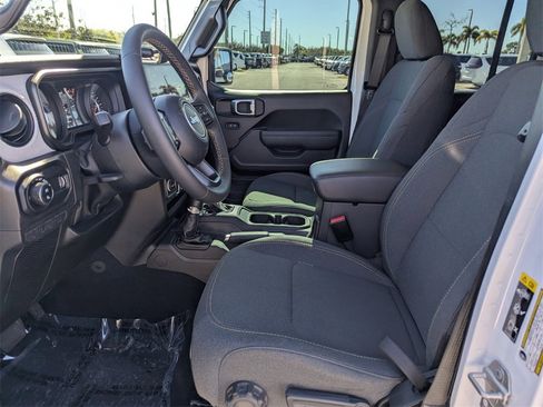 Used 2024 Jeep Gladiator Sport image 21