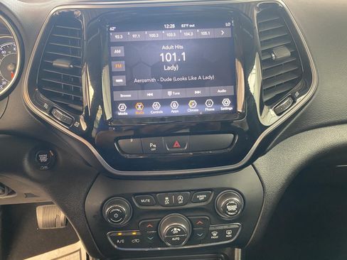 Used 2019 Jeep Cherokee Limited AWD/4WD image 25