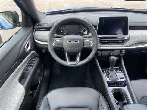 Certified 2025 Jeep Compass Latitude image 19