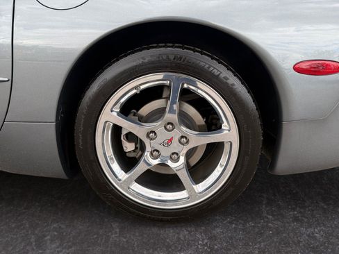Used 2004 Chevrolet Corvette Coupe w/ Preferred Equipment Group RWD image 20