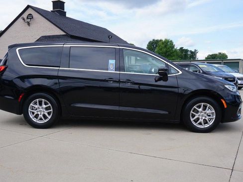 Used 2024 Chrysler Pacifica Touring-L FWD image 2