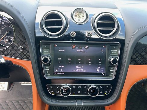Used 2020 Bentley Bentayga Design Series AWD/4WD image 18