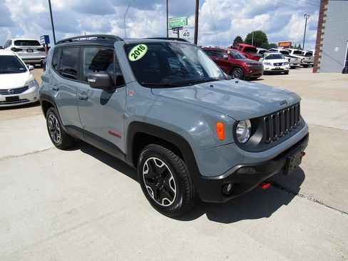 Used 2016 Jeep Renegade Trailhawk AWD/4WD image 2