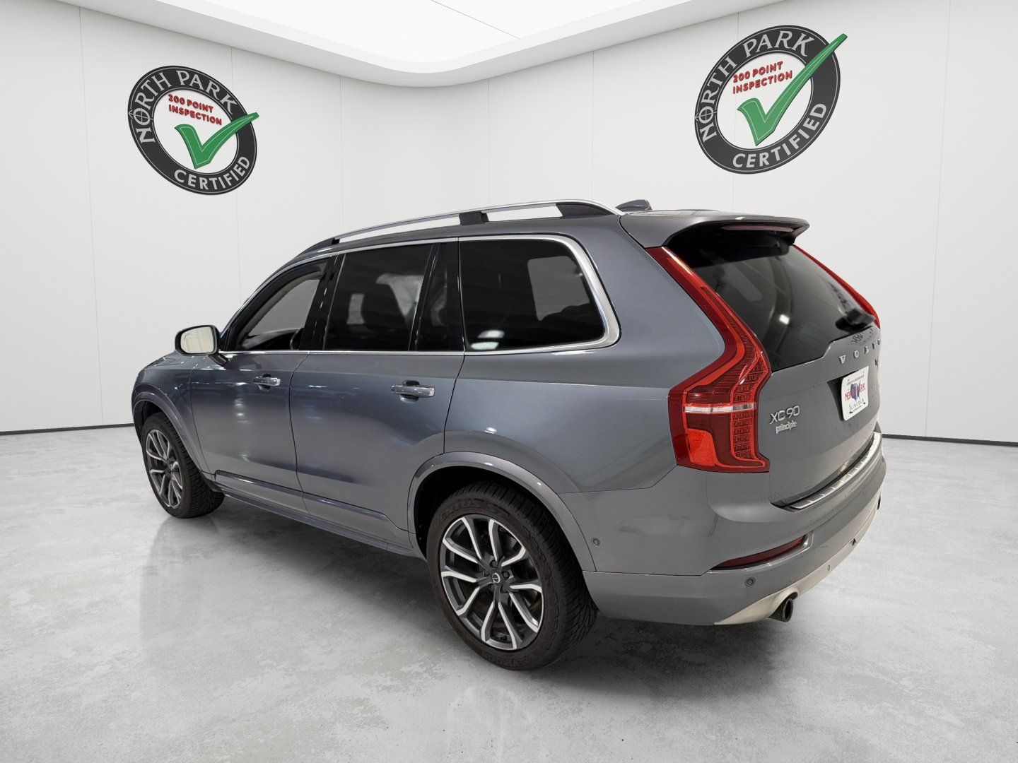 Used 2018 Volvo XC90 T5 Momentum w/ Convenience Package AWD/4WD image 3