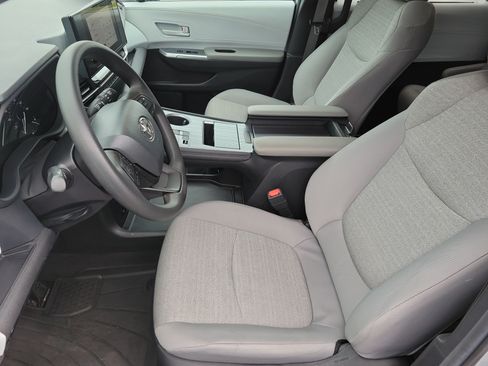 Used 2025 Toyota Sienna LE AWD/4WD image 9