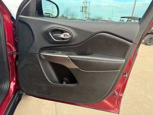 Used 2020 Jeep Cherokee Latitude Plus image 19