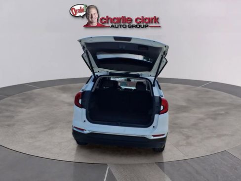 Used 2024 GMC Terrain SLT image 5