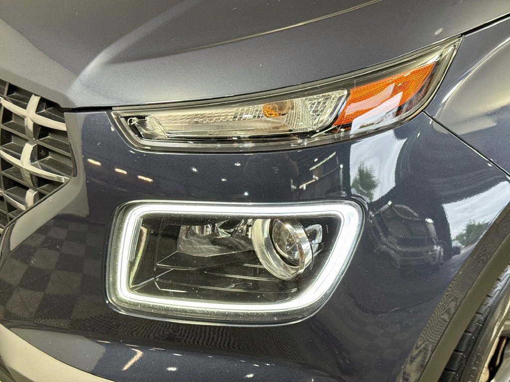 Used 2022 Hyundai Venue Limited FWD image 3