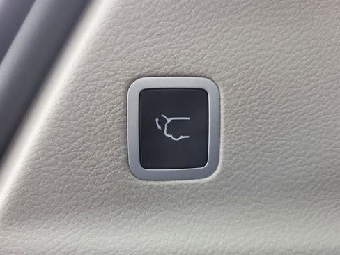 Used 2023 Chrysler Pacifica Touring-L image 9