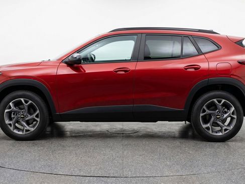 Used 2025 Chevrolet Trax LT w/ LT Convenience Package FWD image 5