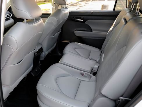 Used 2022 Toyota Highlander XLE image 50