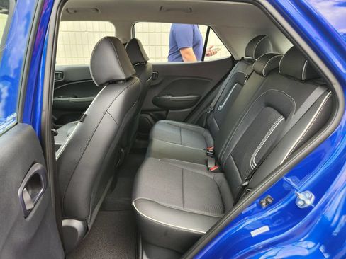 Used 2025 Hyundai Venue Limited FWD image 9