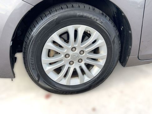 Used 2013 Toyota Sienna XLE image 11