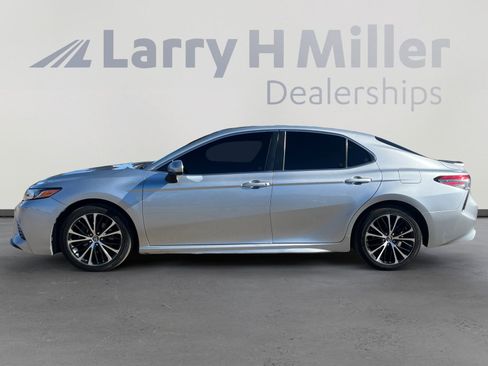 Used 2018 Toyota Camry SE image 2