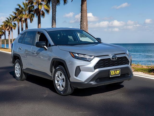 Used 2025 Toyota RAV4 LE AWD/4WD image 4