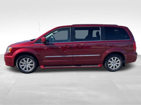 Used 2015 Chrysler Town & Country Touring image 3