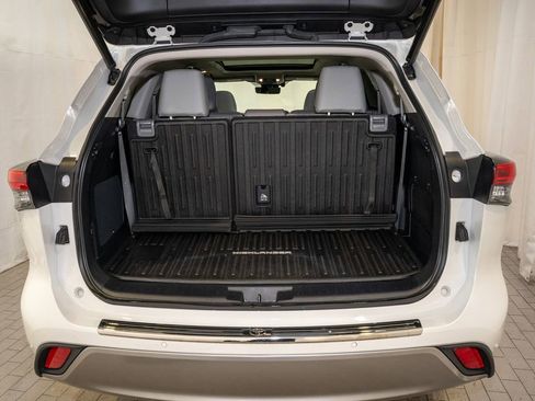 Used 2023 Toyota Highlander Platinum image 5