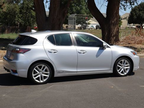 Used 2015 Lexus CT 200h w/ Navigation Package FWD image 4
