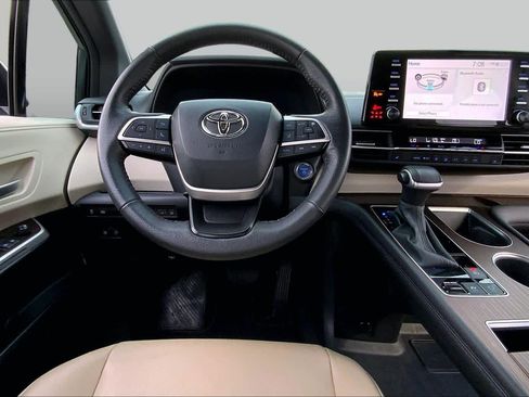Used 2024 Toyota Sienna XLE FWD image 6