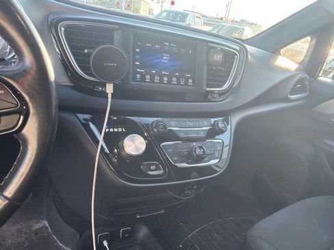 Used 2020 Chrysler Pacifica Touring w/ S Appearance Package FWD image 13