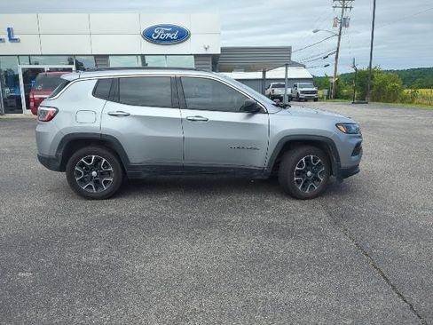 Used 2022 Jeep Compass Latitude w/ Sun and Sound Group AWD/4WD image 10