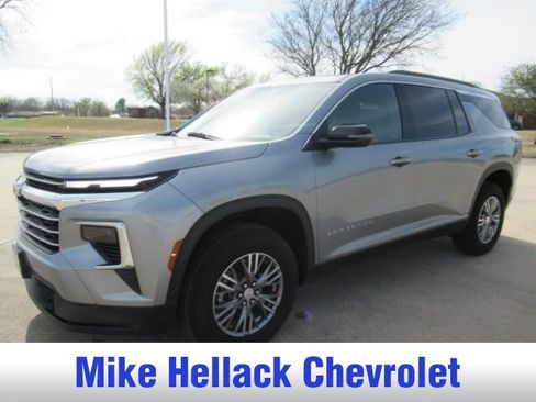 Used 2025 Chevrolet Traverse LT image 2