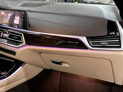 Used 2019 BMW X5 xDrive50i w/ M Sport Package image 18