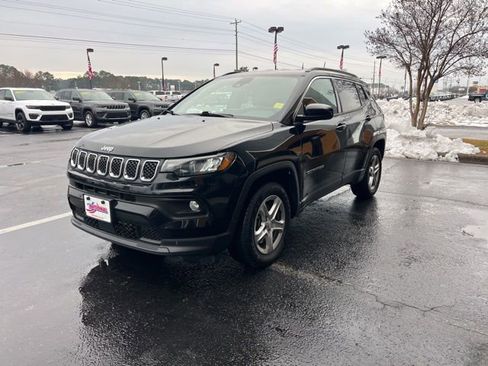 Used 2024 Jeep Compass Latitude image 4