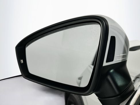 Used 2021 Volkswagen Tiguan SE image 16