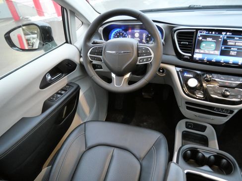 Used 2024 Chrysler Pacifica Touring-L image 9