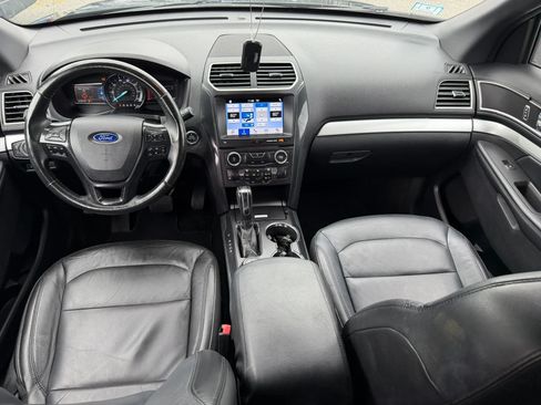 Used 2017 Ford Explorer XLT w/ Equipment Group 202A AWD/4WD image 31