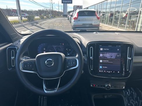 Certified 2025 Volvo XC40 B5 Plus image 18