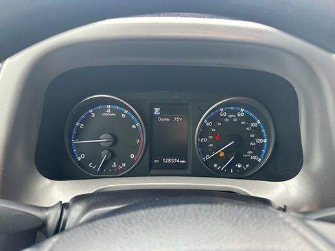 Used 2018 Toyota RAV4 LE FWD image 17