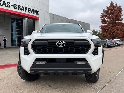 Used 2025 Toyota Tacoma TRD Off-Road image 4