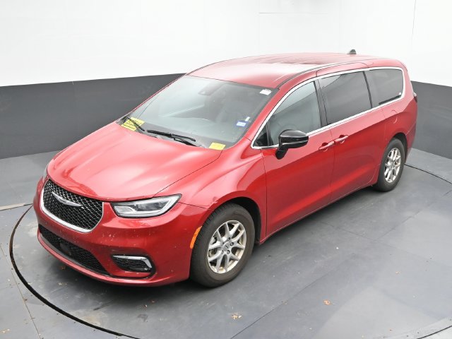 Used 2025 Chrysler Pacifica Select FWD image 40