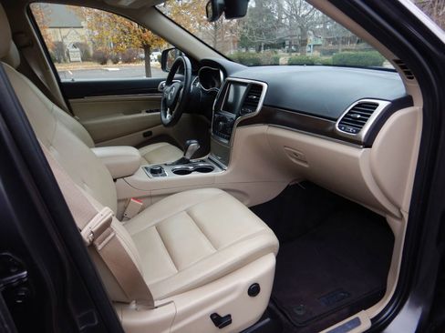 Used 2017 Jeep Grand Cherokee Limited image 20